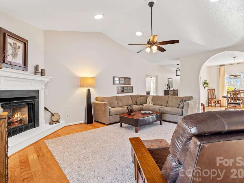 306 Croydon Drive, Hendersonville, NC 28791.  MLS# CAR4358919, YatesRealty ID 8309. 