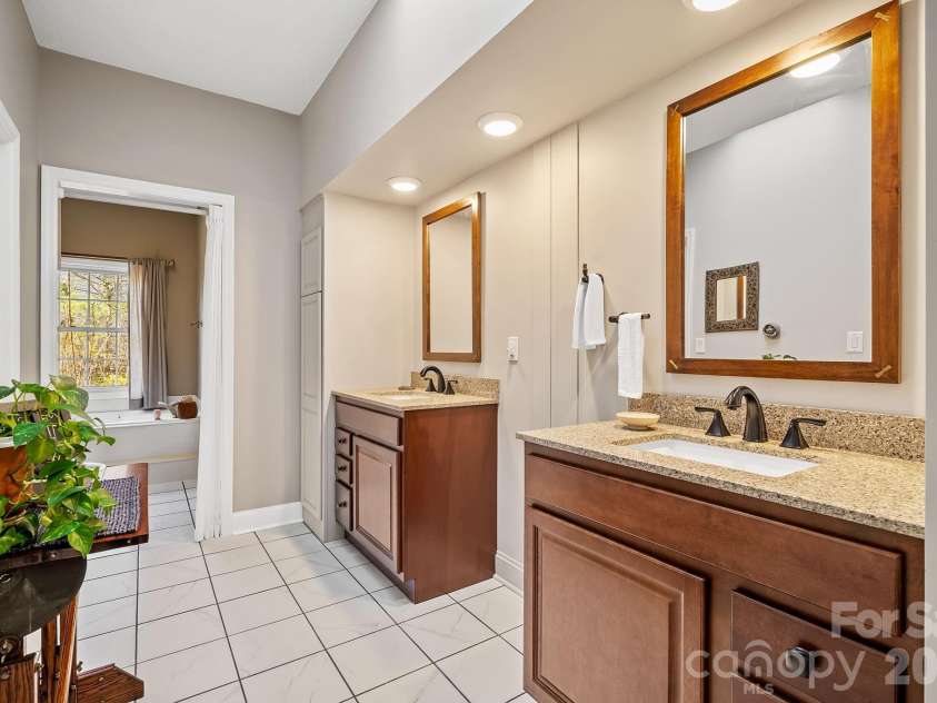 306 Croydon Drive, Hendersonville, NC 28791.  MLS# CAR4358919, YatesRealty ID 8309. 