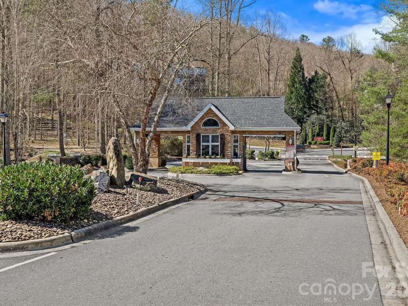 306 Croydon Drive, Hendersonville, NC 28791.  MLS# CAR4358919, YatesRealty ID 8309. Community