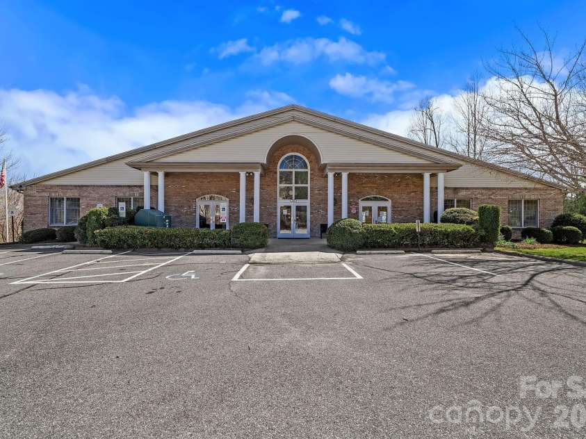 306 Croydon Drive, Hendersonville, NC 28791.  MLS# CAR4358919, YatesRealty ID 8309. Community
