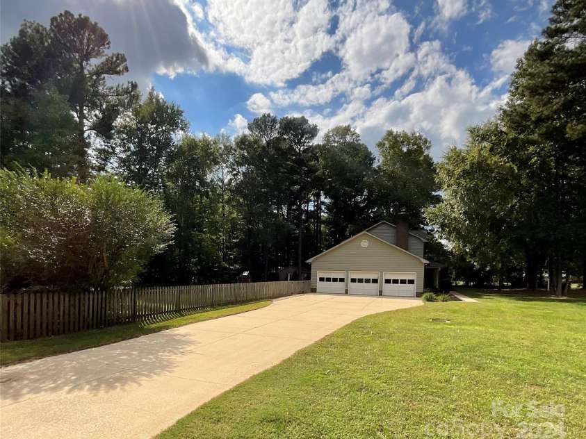 142 Scotland Drive, Mooresville, NC 28115.  MLS# CAR4189397, YatesRealty ID 8311. 