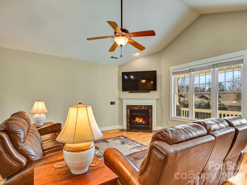 24 Creekside View Drive, Asheville, NC 28804.  MLS# CAR4360787, YatesRealty ID 8311. 
