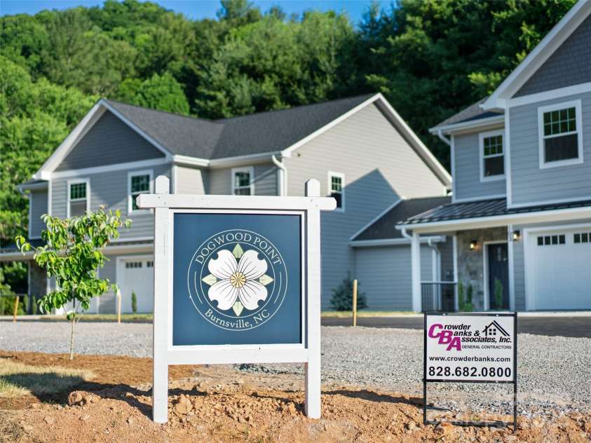 100 Red Twig Lane, Burnsville, NC 28714.  MLS# CAR4155743, YatesRealty ID 8313. Dogwood Point HOA takes care of roads and all grounds for Unit owners as well as exterior mantenance