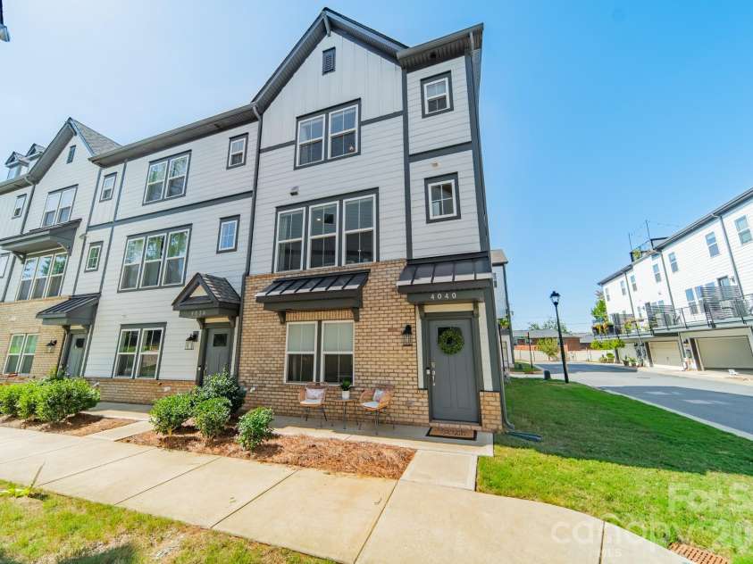 4040 Hidden Oaks Drive, Charlotte, NC 28205.  MLS# CAR4314856, YatesRealty ID 8314. 