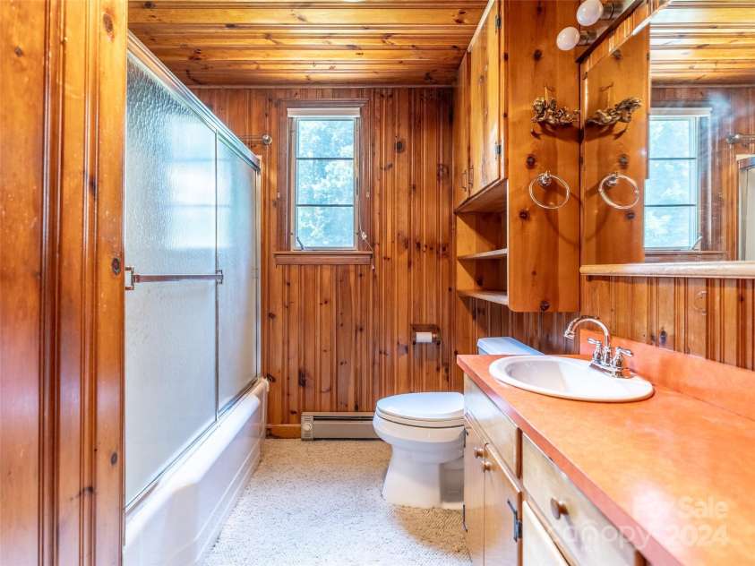 127 Springside Road, Asheville, NC 28803.  MLS# CAR4171365, YatesRealty ID 8316. Upper full bathroom