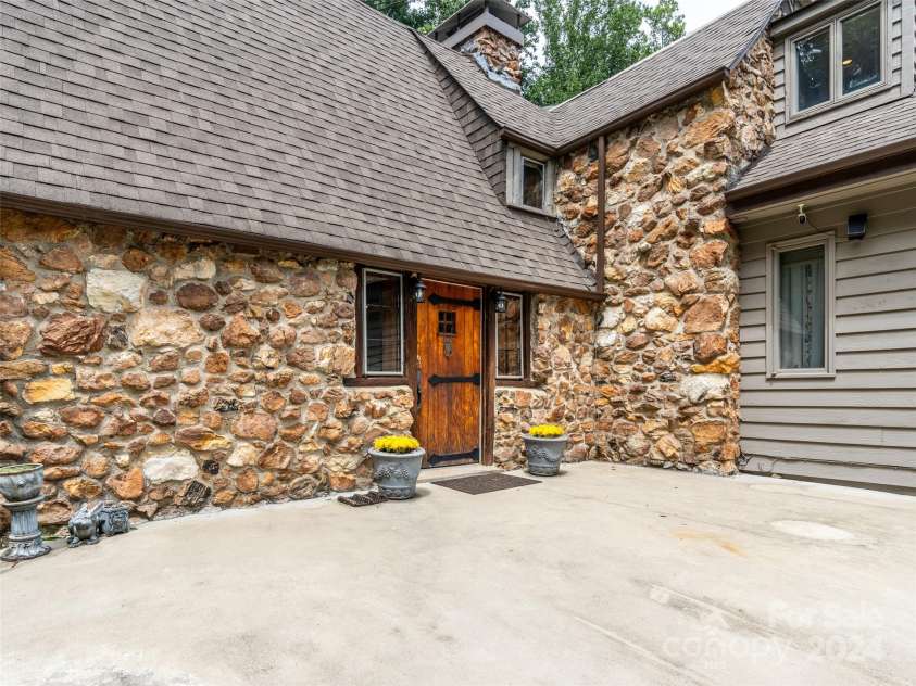 127 Springside Road, Asheville, NC 28803.  MLS# CAR4171365, YatesRealty ID 8316. Welcoming entrance