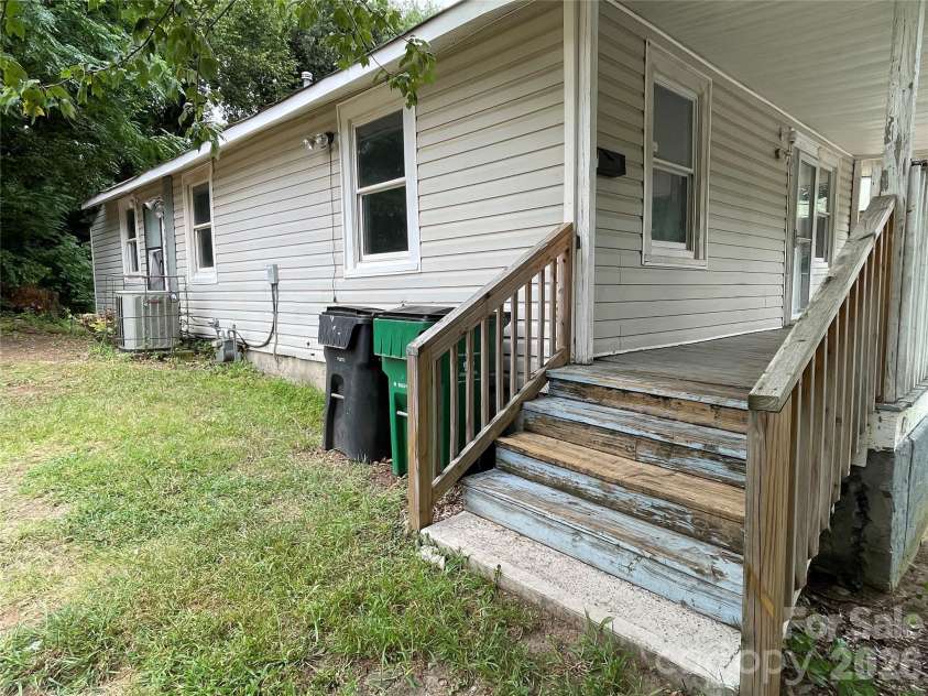 410 Mill Road, Charlotte, NC 28216.  MLS# CAR4356871, YatesRealty ID 8316. 