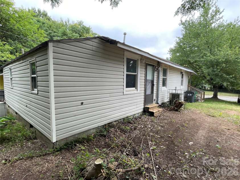410 Mill Road, Charlotte, NC 28216.  MLS# CAR4356871, YatesRealty ID 8316. 