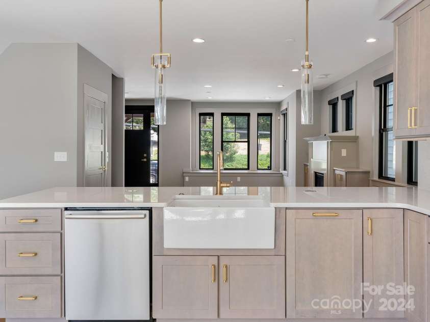 229 Broadway Street, Asheville, NC 28801.  MLS# CAR4173885, YatesRealty ID 8317. 