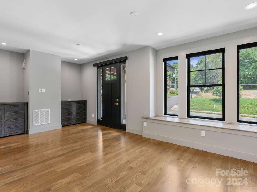 229 Broadway Street, Asheville, NC 28801.  MLS# CAR4173885, YatesRealty ID 8317. 