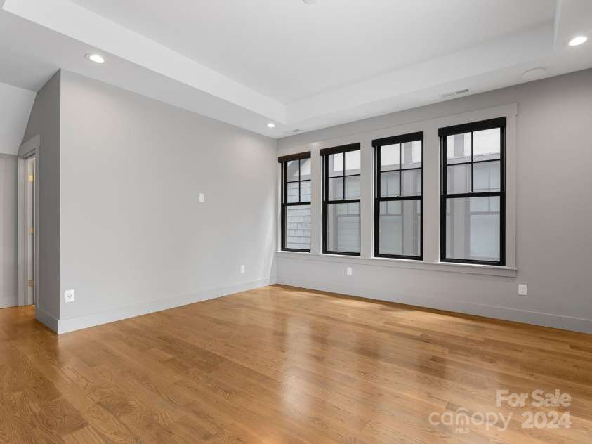 229 Broadway Street, Asheville, NC 28801.  MLS# CAR4173885, YatesRealty ID 8317. 