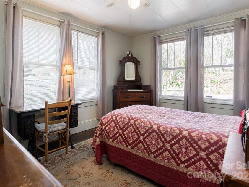 89 Woodrow Avenue, Asheville, NC 28801.  MLS# CAR4186528, YatesRealty ID 8319. 1 of 2 bedrooms