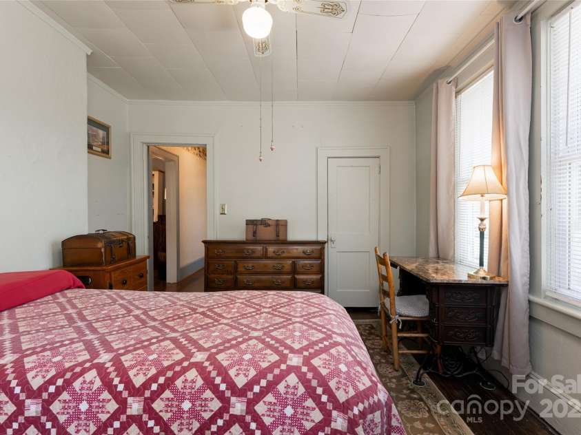 89 Woodrow Avenue, Asheville, NC 28801.  MLS# CAR4186528, YatesRealty ID 8319. 