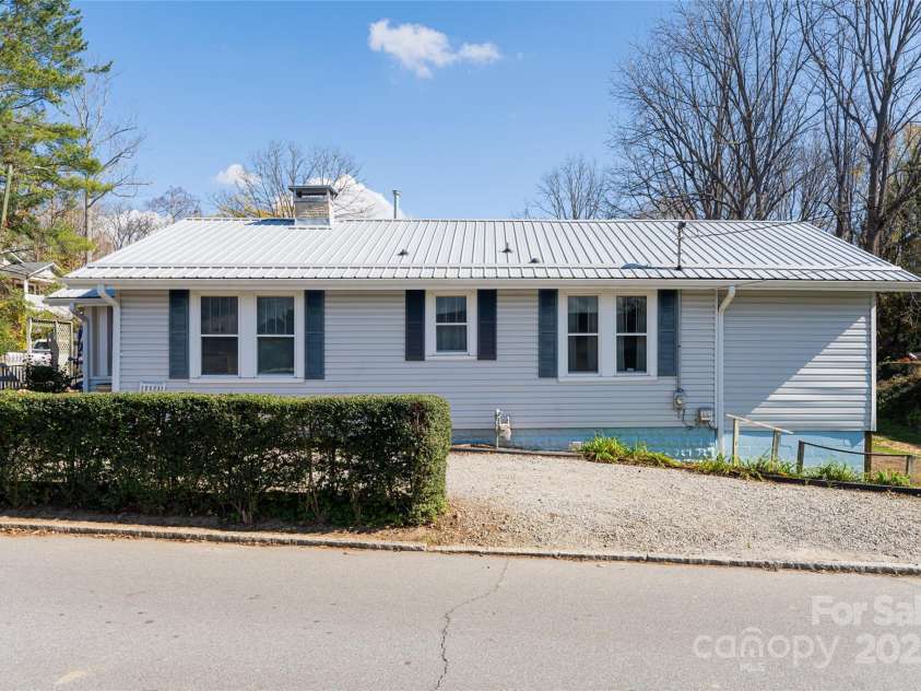 89 Woodrow Avenue, Asheville, NC 28801.  MLS# CAR4186528, YatesRealty ID 8319. Convient off street parking
