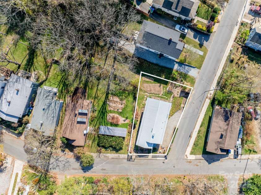 89 Woodrow Avenue, Asheville, NC 28801.  MLS# CAR4186528, YatesRealty ID 8319. Nice corner lot