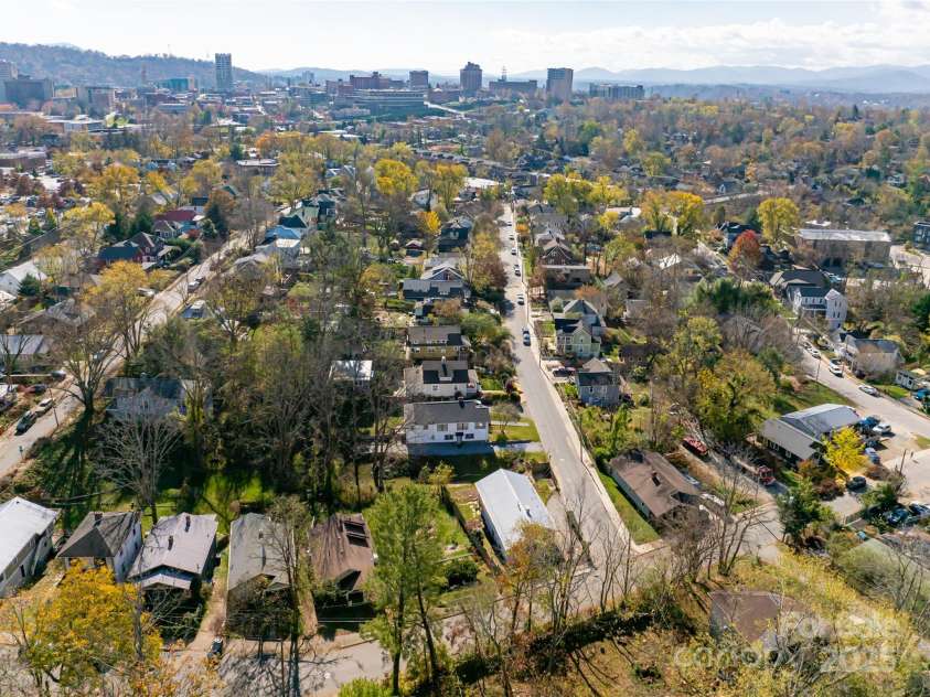89 Woodrow Avenue, Asheville, NC 28801.  MLS# CAR4186528, YatesRealty ID 8319. Take advantage of proximity to downton Asheville, UNCA, Reed Creek Greenway, coffeee shops and restaurants