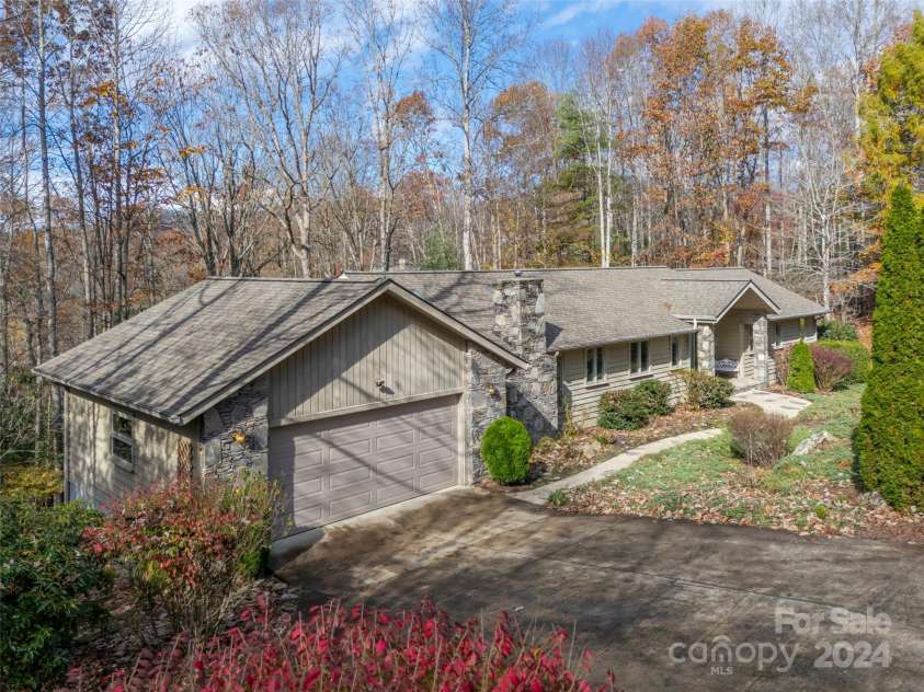 70 Old Hickory Trail, Hendersonville, NC 28739.  MLS# CAR4198973, YatesRealty ID 832. 