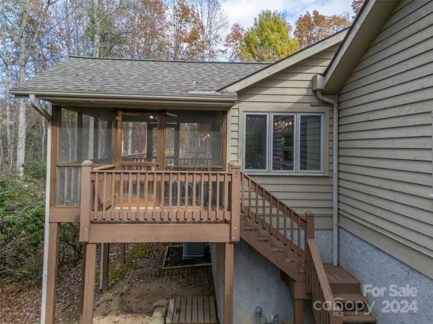 70 Old Hickory Trail, Hendersonville, NC 28739.  MLS# CAR4198973, YatesRealty ID 832. 