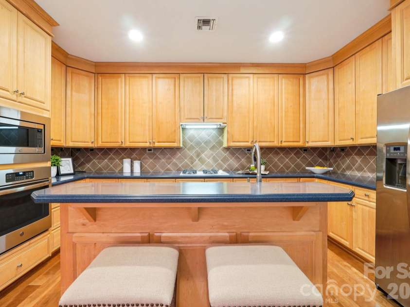 526 Church Street, Charlotte, NC 28202.  MLS# CAR4363606, YatesRealty ID 8320. 