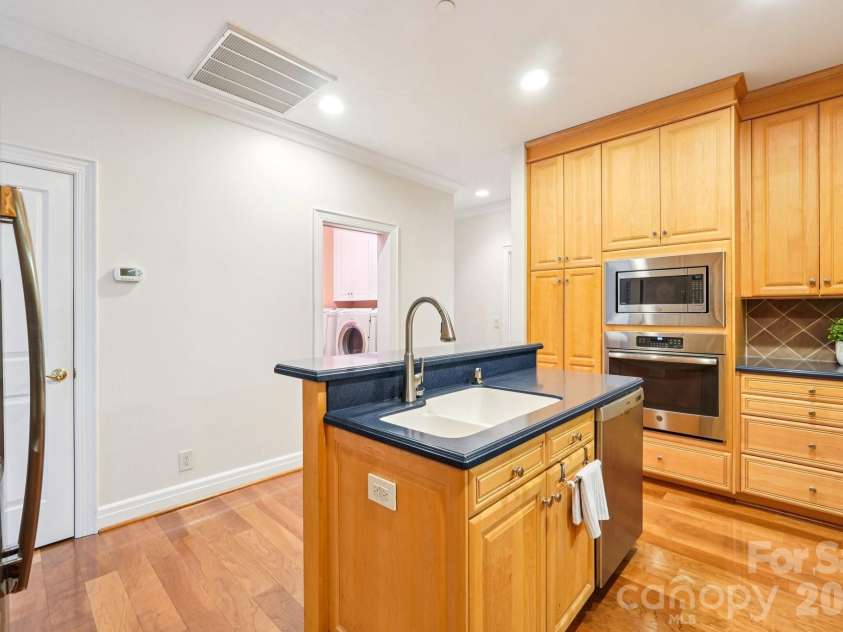 526 Church Street, Charlotte, NC 28202.  MLS# CAR4363606, YatesRealty ID 8320. 
