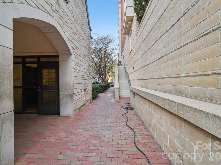 526 Church Street, Charlotte, NC 28202.  MLS# CAR4363606, YatesRealty ID 8320. 