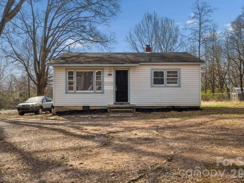 1713 Younger Avenue, Statesville, NC 28677.  MLS# CAR4351306, YatesRealty ID 8321. 