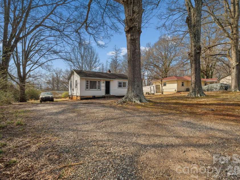 1713 Younger Avenue, Statesville, NC 28677.  MLS# CAR4351306, YatesRealty ID 8321. 