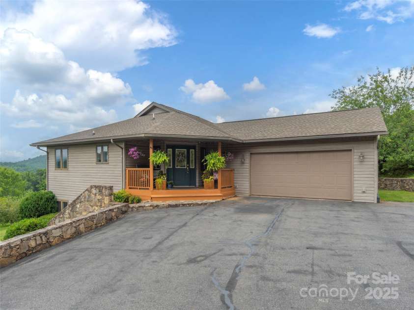 34 Pond View Drive, Waynesville, NC 28786.  MLS# CAR4210248, YatesRealty ID 8322. 