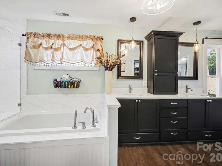 4629 Halstead Drive, Charlotte, NC 28209.  MLS# CAR4358166, YatesRealty ID 8322. 