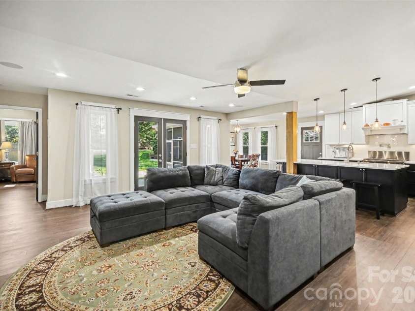 4629 Halstead Drive, Charlotte, NC 28209.  MLS# CAR4358166, YatesRealty ID 8322. Natural light adds just the right ambiance 