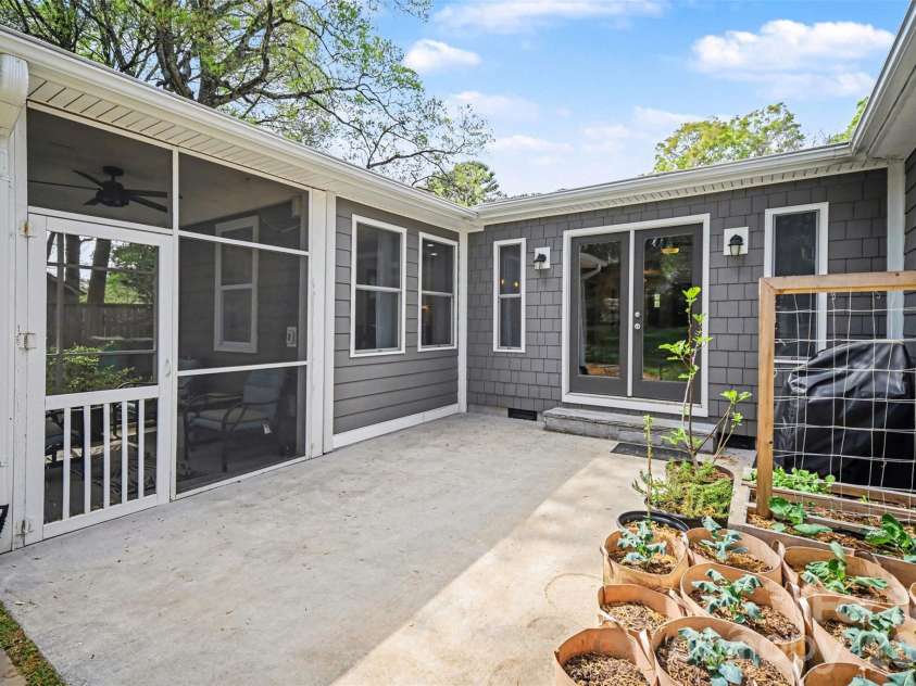 4629 Halstead Drive, Charlotte, NC 28209.  MLS# CAR4358166, YatesRealty ID 8322. Private courtyard