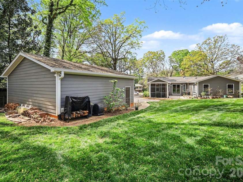 4629 Halstead Drive, Charlotte, NC 28209.  MLS# CAR4358166, YatesRealty ID 8322. Rare Detached 2 Car Garage