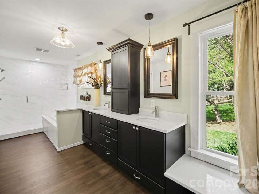 4629 Halstead Drive, Charlotte, NC 28209.  MLS# CAR4358166, YatesRealty ID 8322. Spa level primary bath