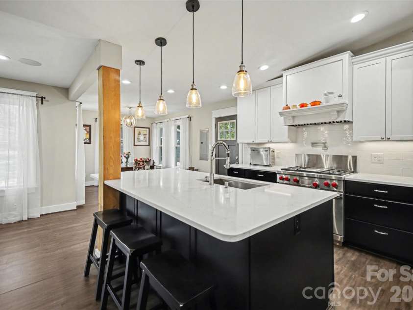 4629 Halstead Drive, Charlotte, NC 28209.  MLS# CAR4358166, YatesRealty ID 8322. Stunning Chef's Kitchen