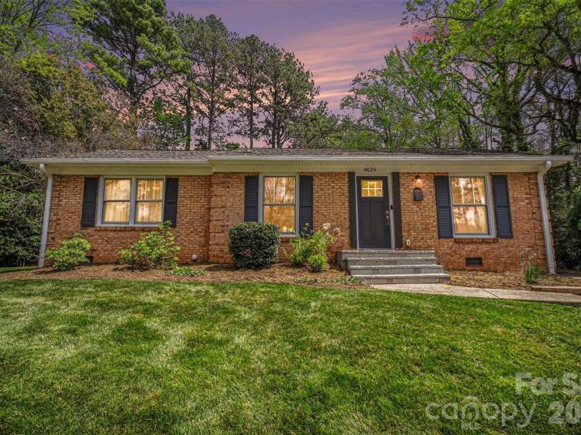4629 Halstead Drive, Charlotte, NC 28209.  MLS# CAR4358166, YatesRealty ID 8322. Welcome home to Madison Park