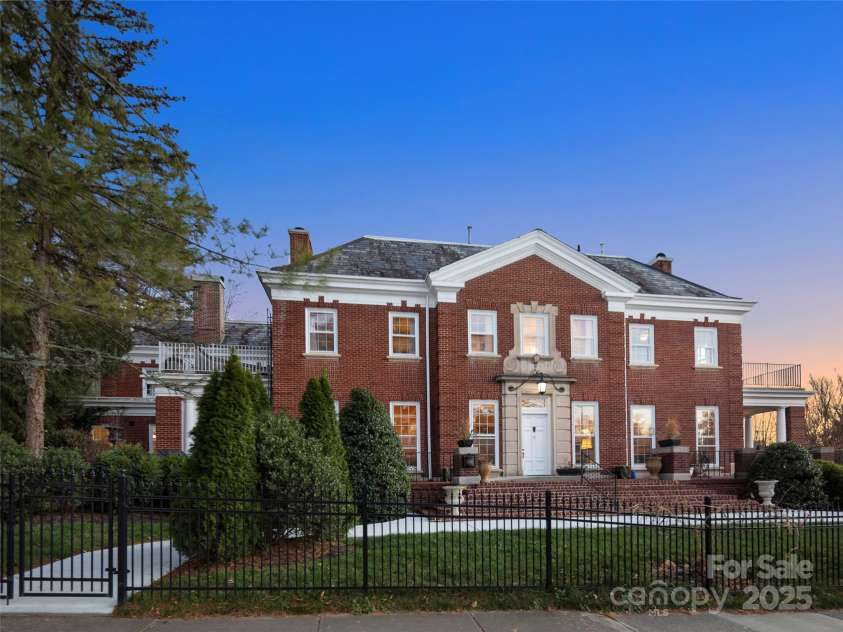 1 Sunset Parkway, Asheville, NC 28801.  MLS# CAR4211577, YatesRealty ID 8323. 