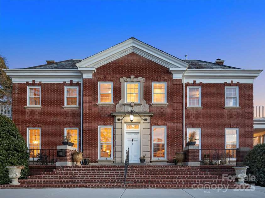 1 Sunset Parkway, Asheville, NC 28801.  MLS# CAR4211577, YatesRealty ID 8323. 