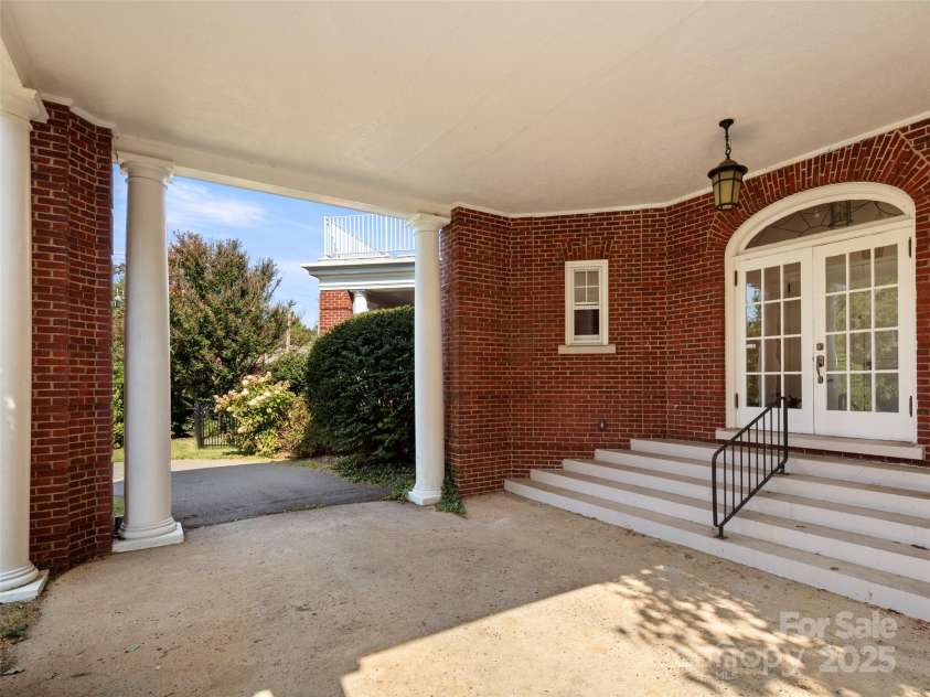 1 Sunset Parkway, Asheville, NC 28801.  MLS# CAR4211577, YatesRealty ID 8323. 