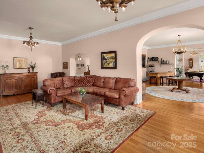 1 Sunset Parkway, Asheville, NC 28801.  MLS# CAR4211577, YatesRealty ID 8323. 