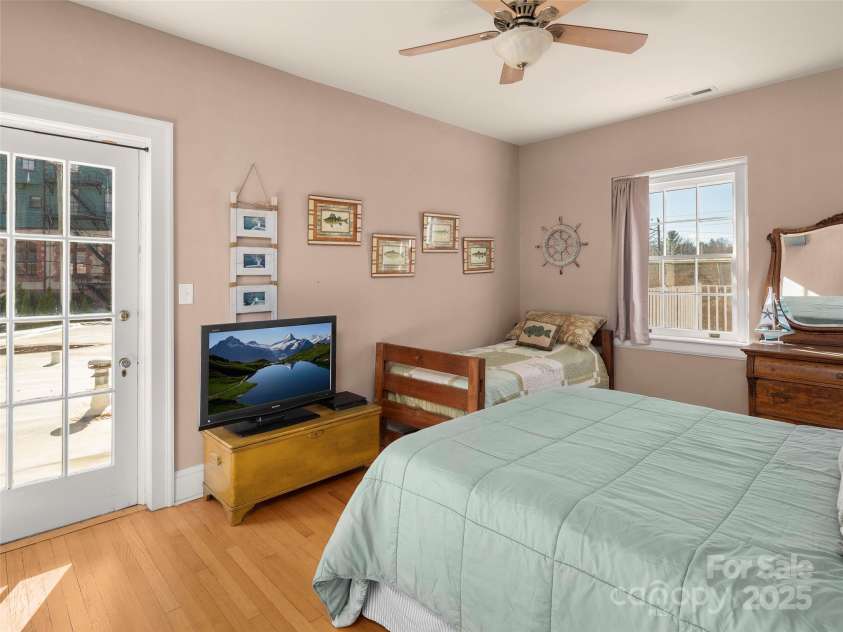 1 Sunset Parkway, Asheville, NC 28801.  MLS# CAR4211577, YatesRealty ID 8323. 