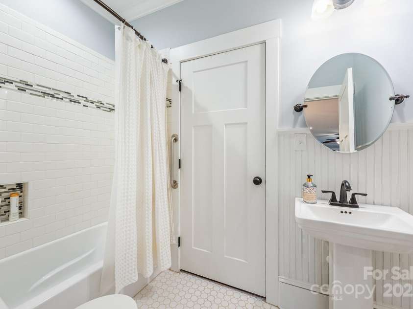 331 Solomon Street, Charlotte, NC 28216.  MLS# CAR4222767, YatesRealty ID 8326. 