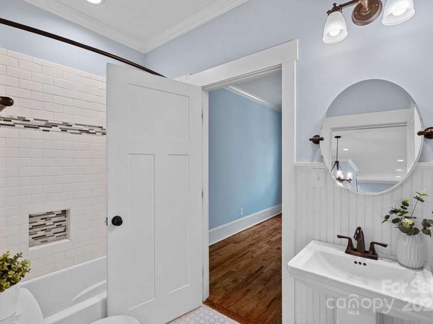 331 Solomon Street, Charlotte, NC 28216.  MLS# CAR4294000, YatesRealty ID 8326. Main Floor Full Bath