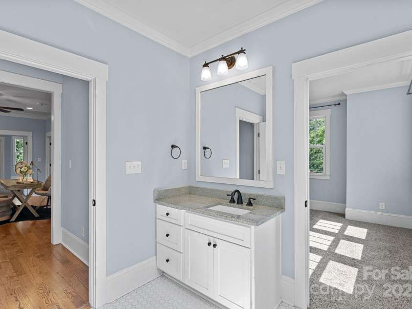 331 Solomon Street, Charlotte, NC 28216.  MLS# CAR4294000, YatesRealty ID 8326. Upstairs Guest Bath