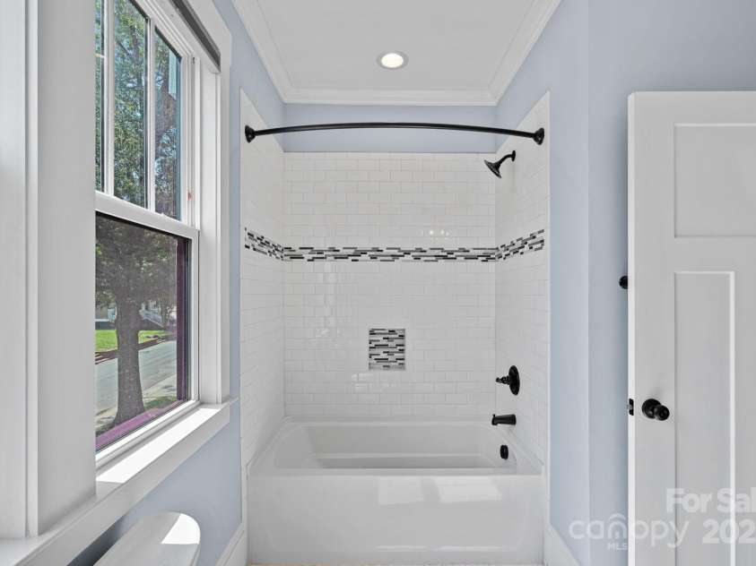 331 Solomon Street, Charlotte, NC 28216.  MLS# CAR4294000, YatesRealty ID 8326. Upstairs Guest Bath