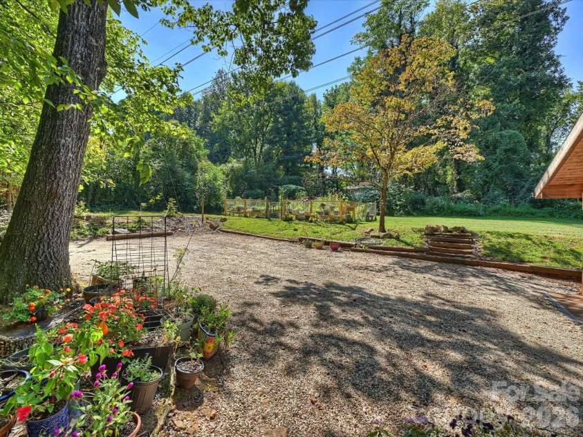 5624 Glenkirk Road, Charlotte, NC 28210.  MLS# CAR4311190, YatesRealty ID 8329. 