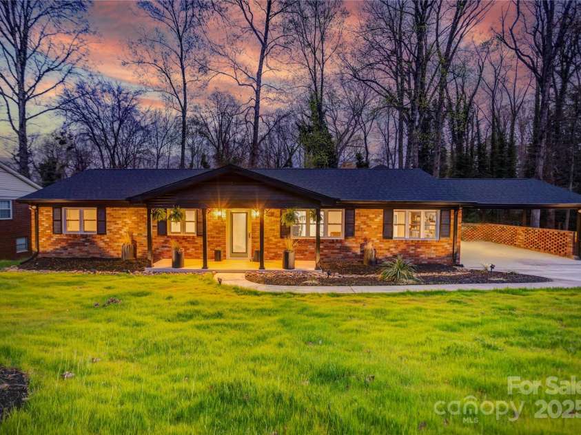 308 Dakota Street, Kannapolis, NC 28083.  MLS# CAR4227333, YatesRealty ID 8330. Full brick 1 story home with finished full basement.