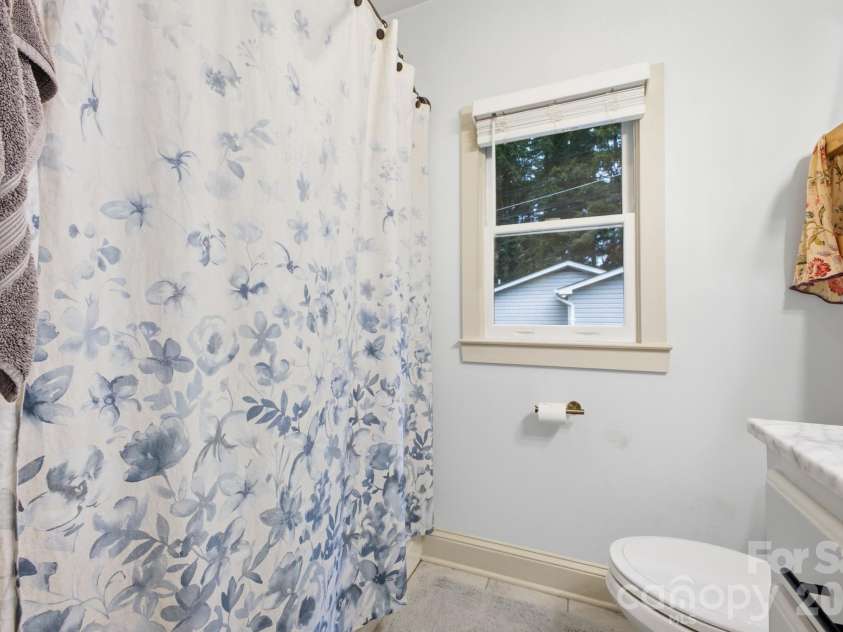 1207 Willow Road, Hendersonville, NC 28739.  MLS# CAR4405569, YatesRealty ID 8331. Bathroom