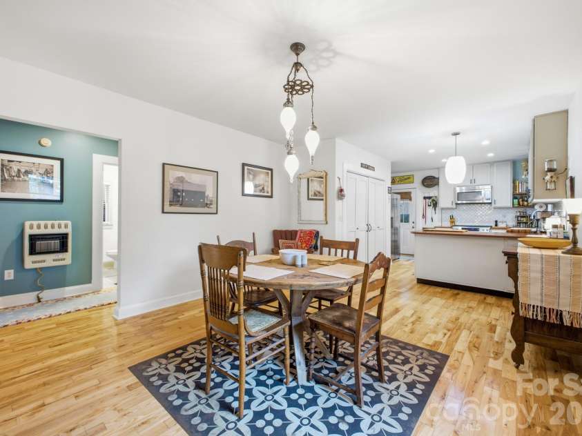1207 Willow Road, Hendersonville, NC 28739.  MLS# CAR4405569, YatesRealty ID 8331. DR 3