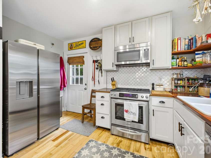 1207 Willow Road, Hendersonville, NC 28739.  MLS# CAR4405569, YatesRealty ID 8331. Kitchen
