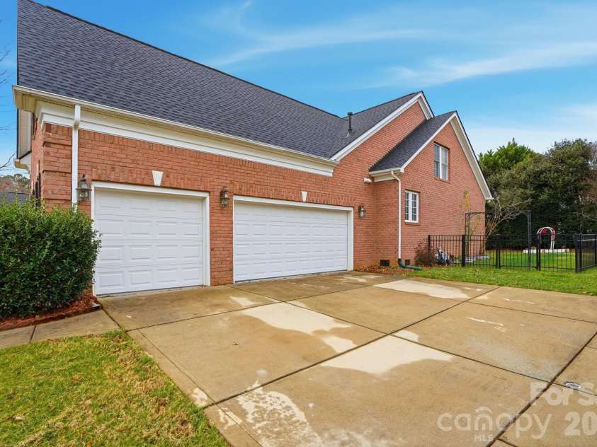 3304 Taviston Drive, Waxhaw, NC 28173.  MLS# CAR4335355, YatesRealty ID 8333. Right side towards Taviston Dr. 